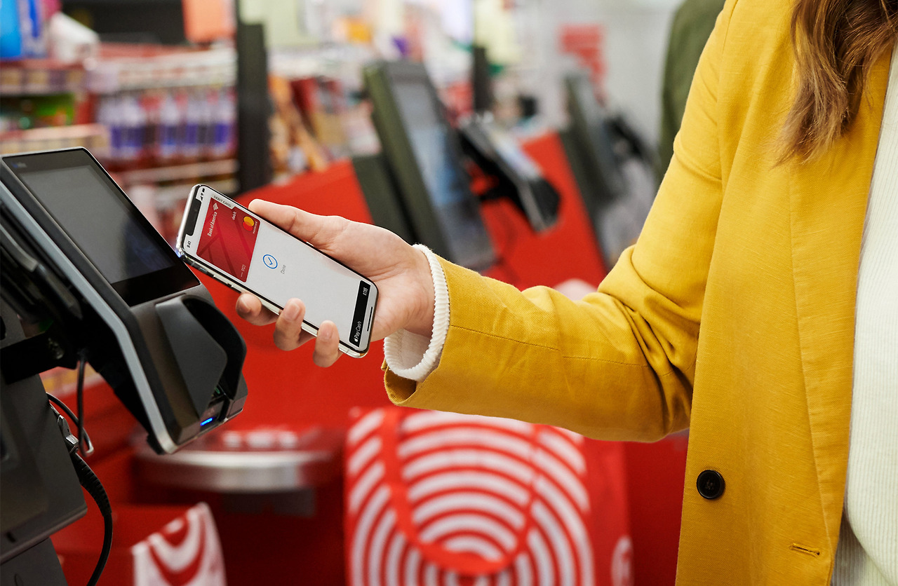 Apple-Pay-coming-to-partners-Customer-checking-out-with-Apple-Pay-at-Target-01222019_big.jpg.large_2x.jpg
