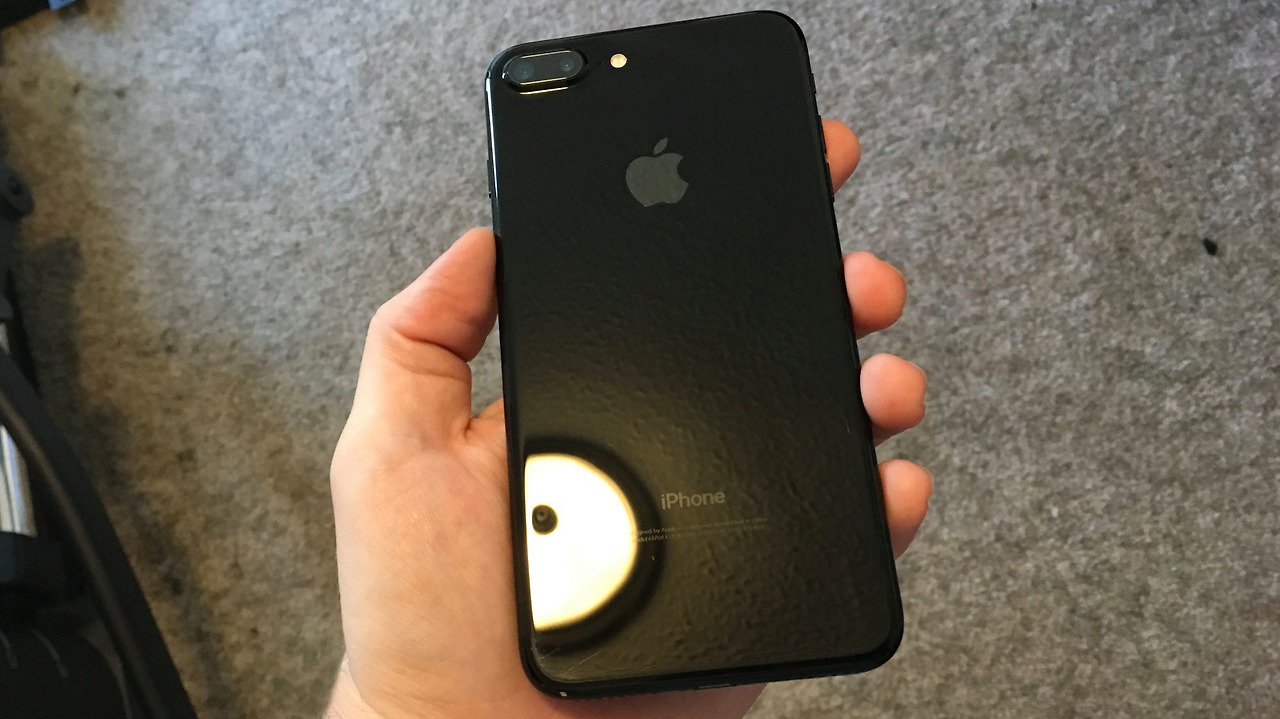 apple_jet_black_iphone7_plus_8.jpg
