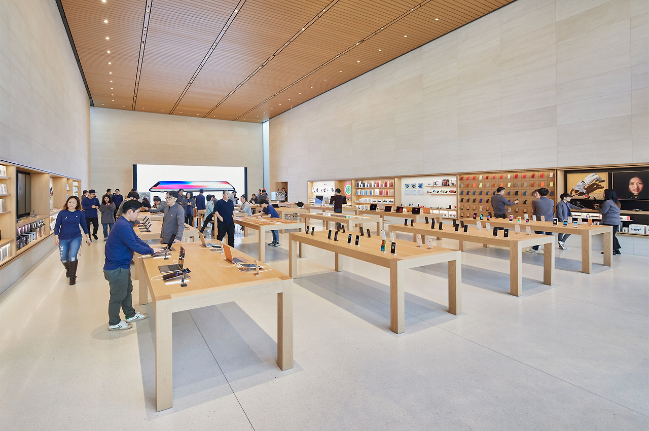 Seoul-Apple-Garosugil-In-Store-01242018.jpg