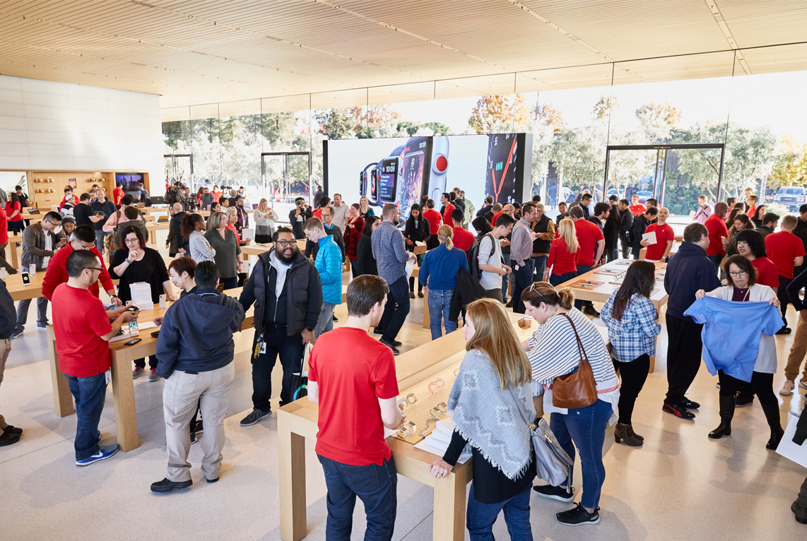 ApplePark_VisitorCenter_opening-crowd-shopping_20171117.jpg