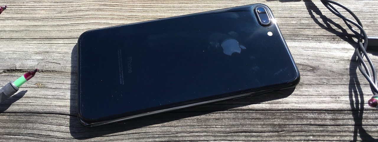 apple_jet_black_iphone7_plus_3.jpg