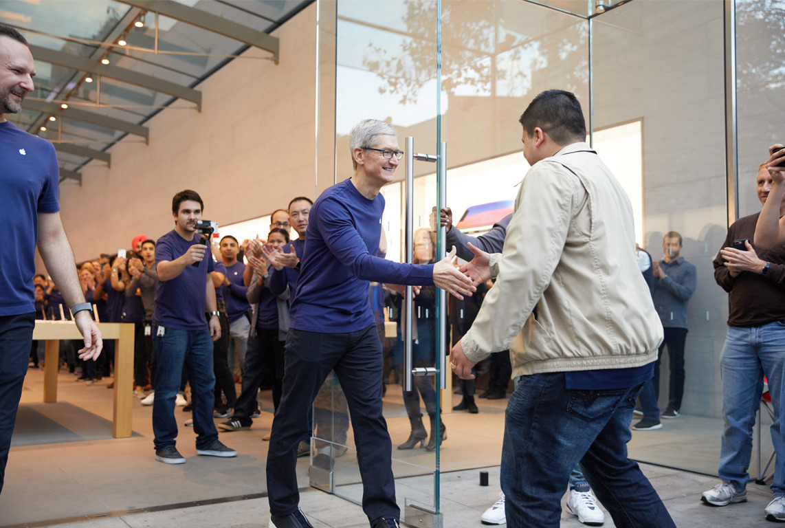 iPhone_X_Launch_PaloAlto_Tim_Cook_greets_customers_20171102.jpg