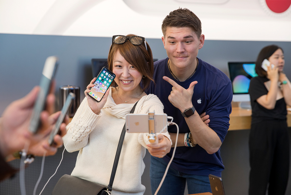 iPhoneX-Launch-Tokyo_customer-selfiestick_20171102.jpg