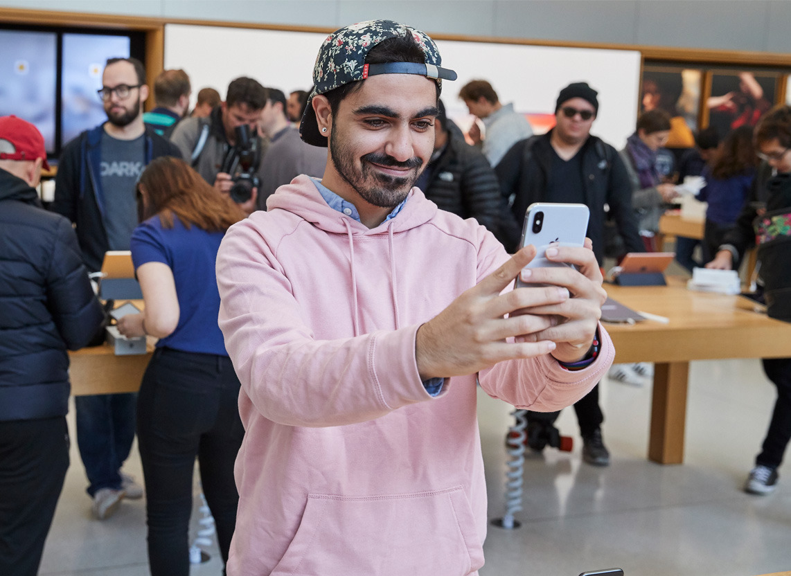 iPhone_X_Launch_UnionSquare_SanFrancisco_man_taking_selfie_20171102.jpg