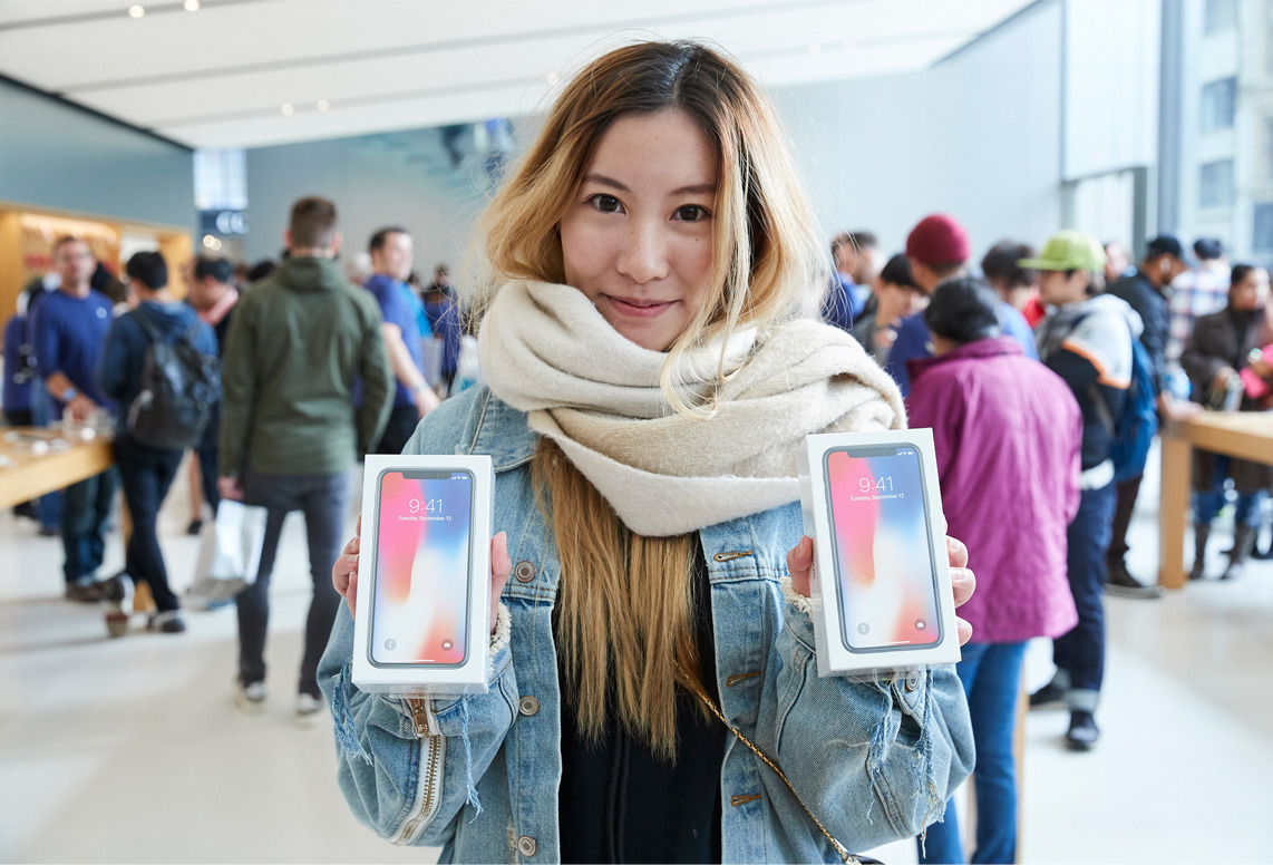 iPhone_X_Launch_UnionSquare_SanFrancisco_woman_holding_phones_20171102.jpg