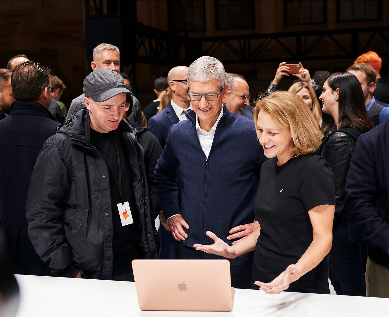 Apple-October-Keynote-2018-Tim-Cook-and-guests-demo-MacBook-Air-10302018_big.jpg.large_2x.jpg