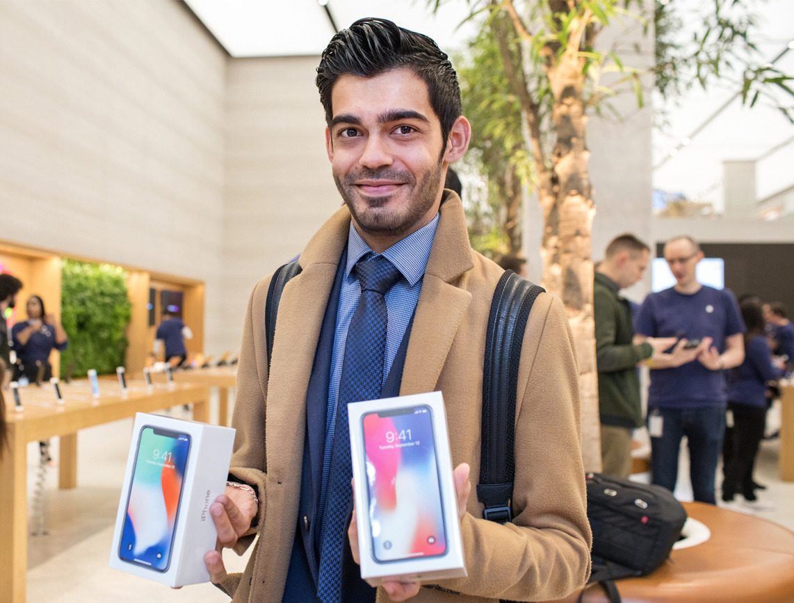 iPhone_X_launch_regent_street_london_holding_product_20171102.jpg