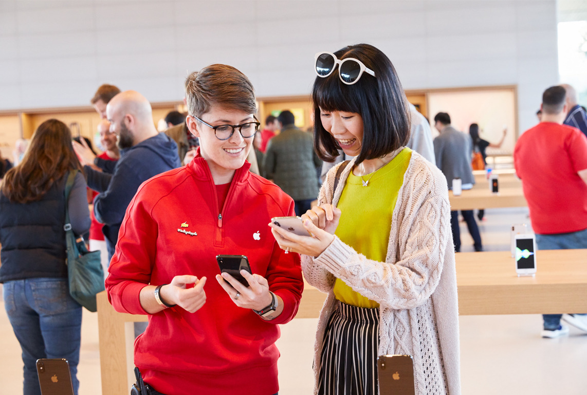 ApplePark_VisitorCenter_employee-customer-iPhone_20171117.jpg