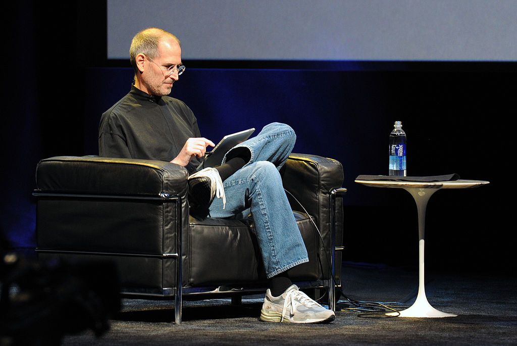 1024px-Steve_Jobs_at_Apple_iPad_Event.jpg