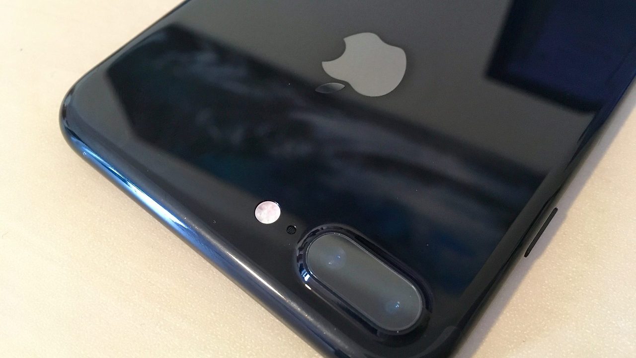 apple_jet_black_iphone7_plus_2.jpg