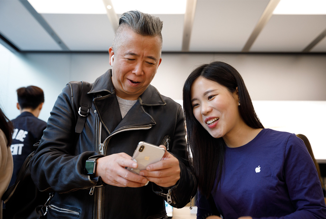 iPhoneX-Launch-Shanghai_customer-selfie-camera_20171102.jpg