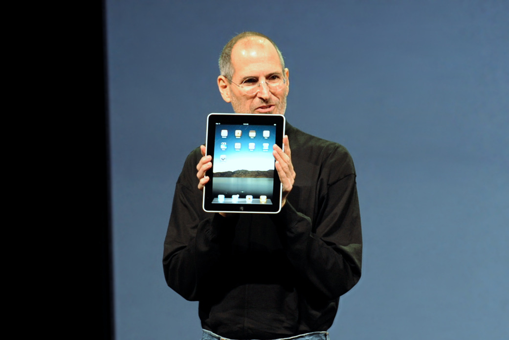 Steve_Jobs_with_the_Apple_iPad_no_logo.jpg