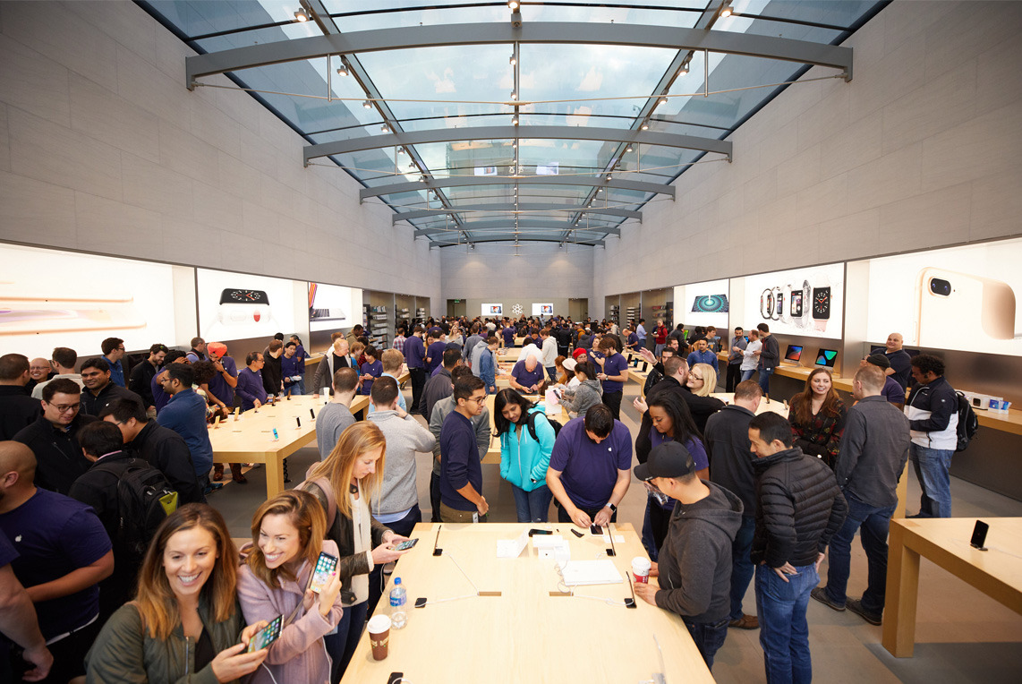 iPhone_X_Launch_PaloAlto_store_interior_20171102.jpg