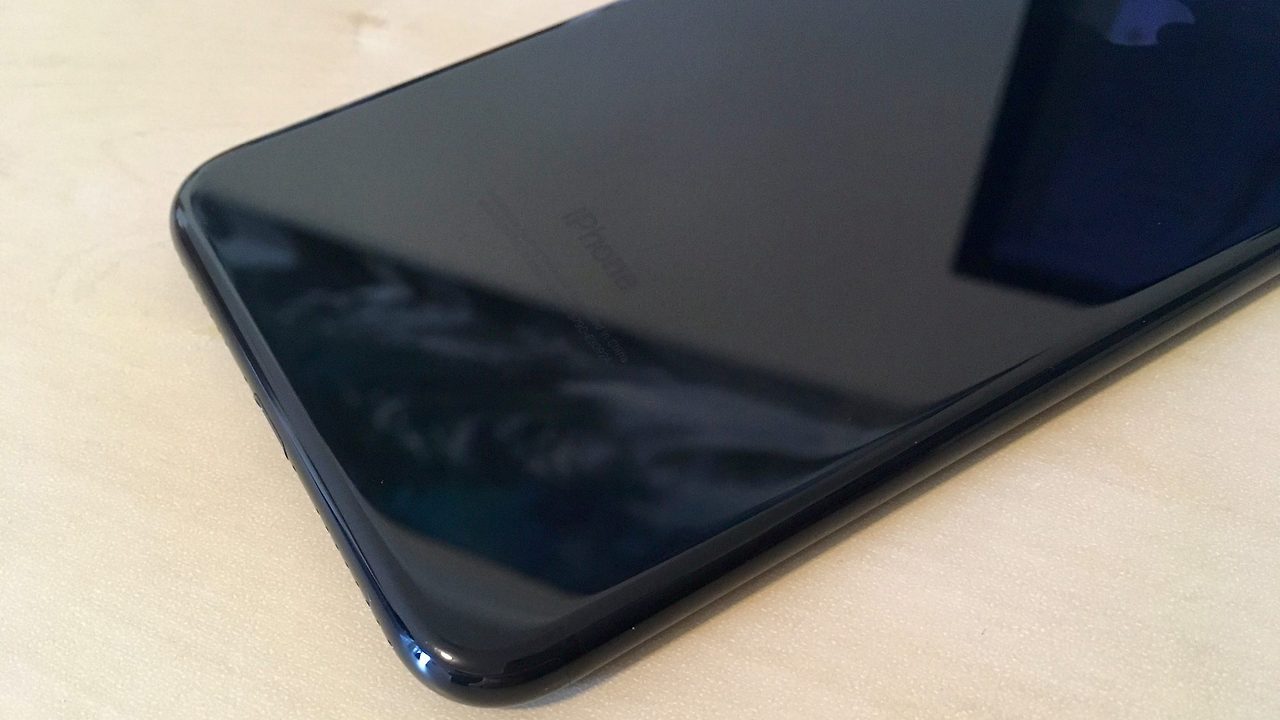 apple_jet_black_iphone7_plus_5.jpg