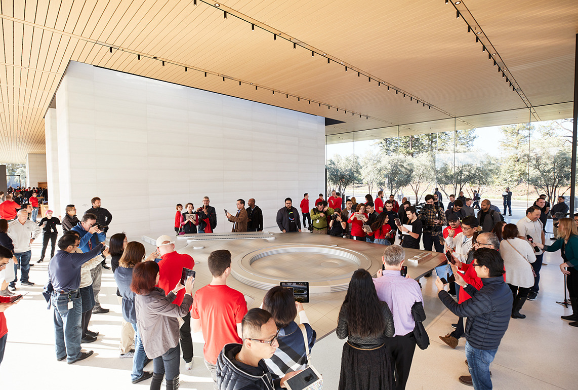ApplePark_VisitorCenter_opening-AR-crowd-demo_20171117.jpg