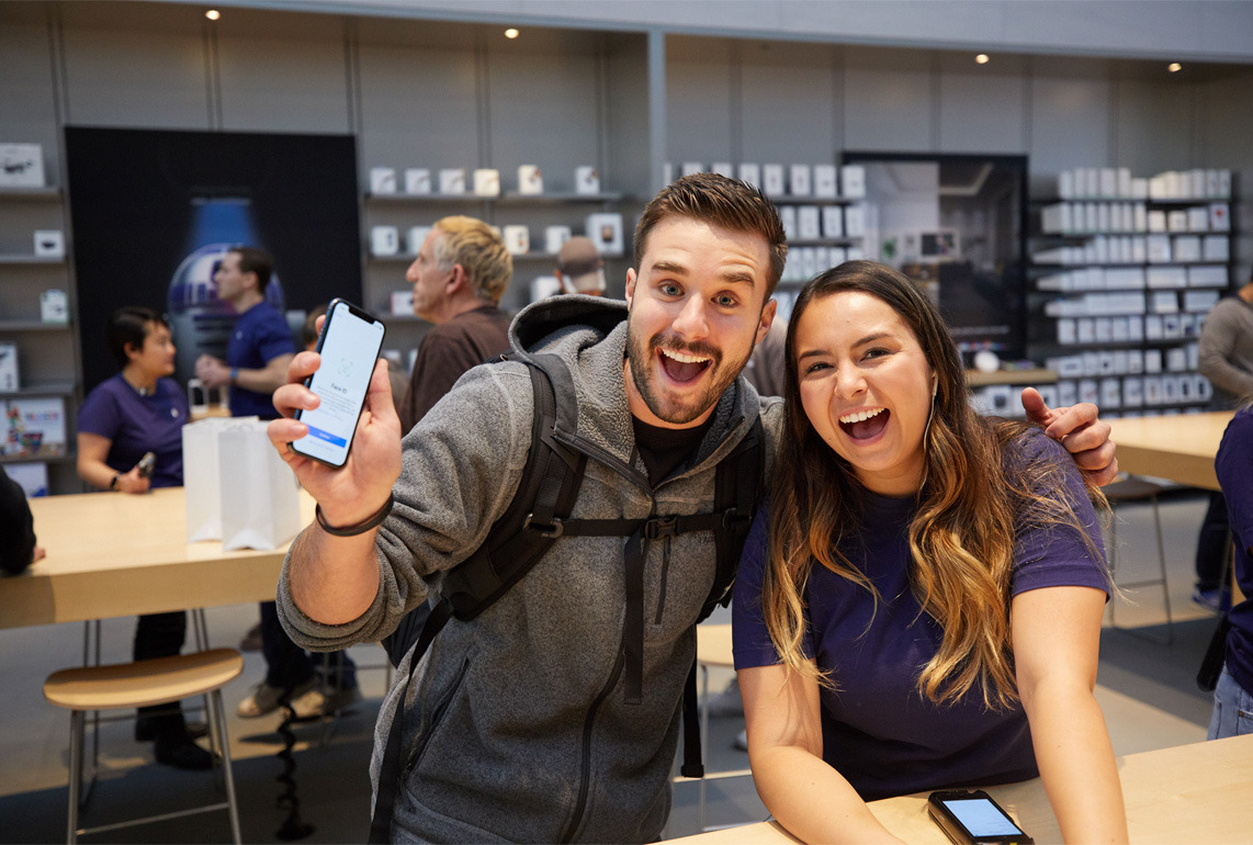 iPhone_X_Launch_PaloAlto_man_and_apple_team_member_20171102.jpg