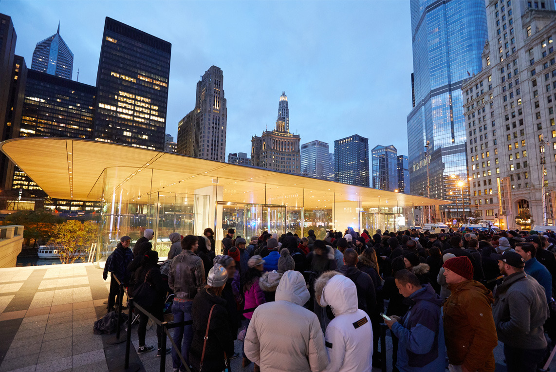 iPhone_X_Launch_MichiganAve_Chicago_crowd_outside_store_20171102.jpg