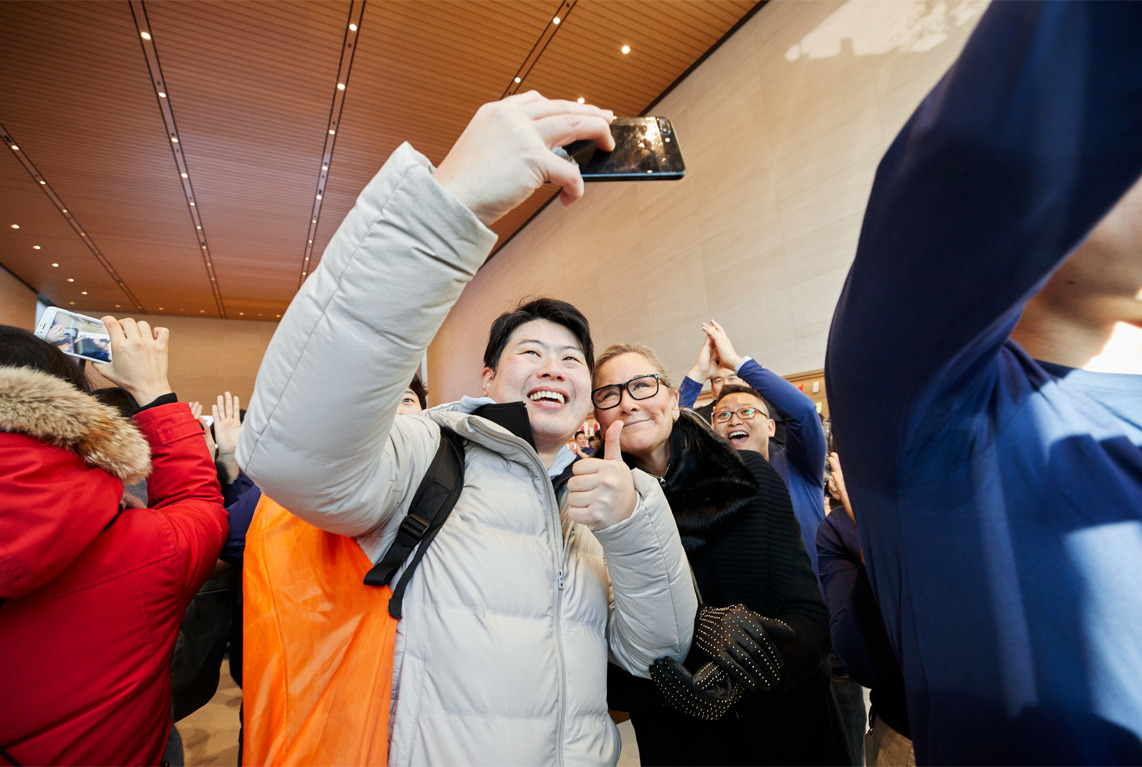 NSO-Seoul_Garosugil_Angela-Ahrendts-selfie_012717.jpg