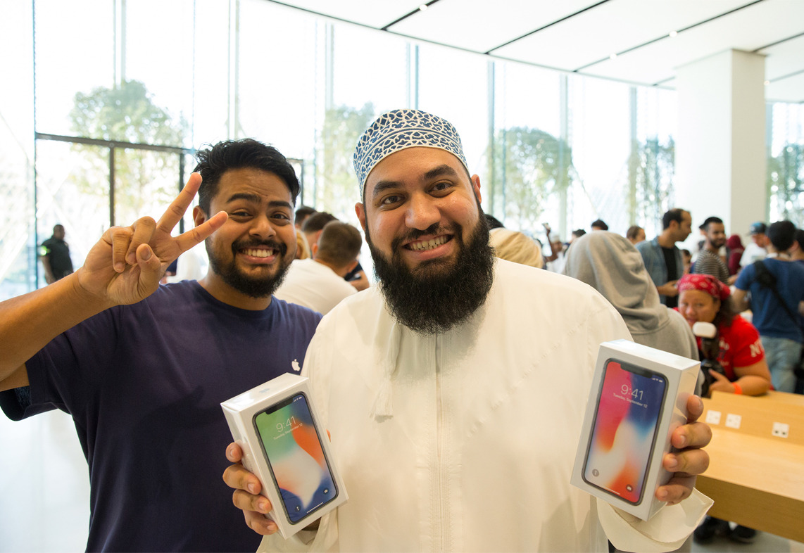 iPhoneX-Launch-Dubai_customer-purchase_20171103.jpg