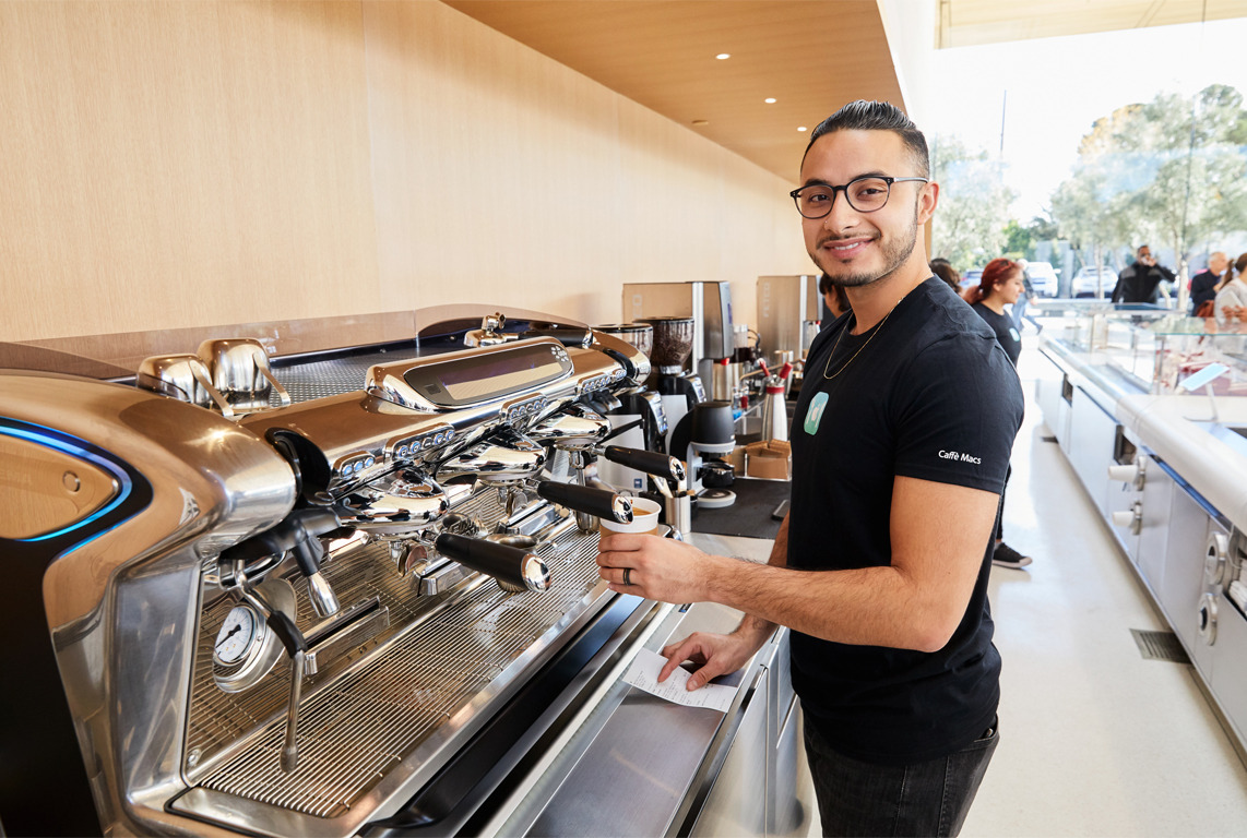 ApplePark_VisitorCenter_cafe-employee_20171117.jpg