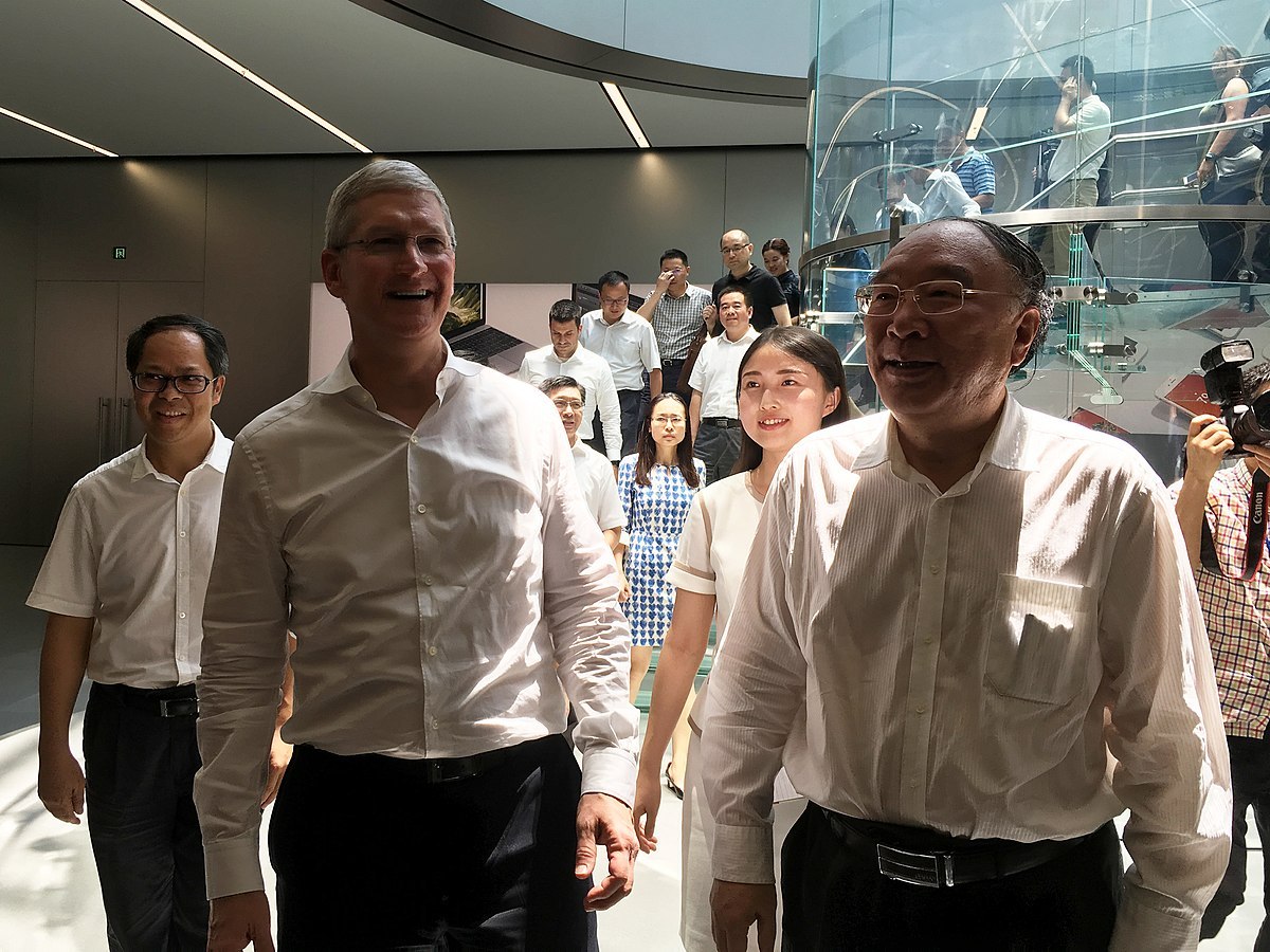 1200px-Tim_Cook_with_Chongqing_Mayor_Huang_in_Apple_Jiefangbei.jpg