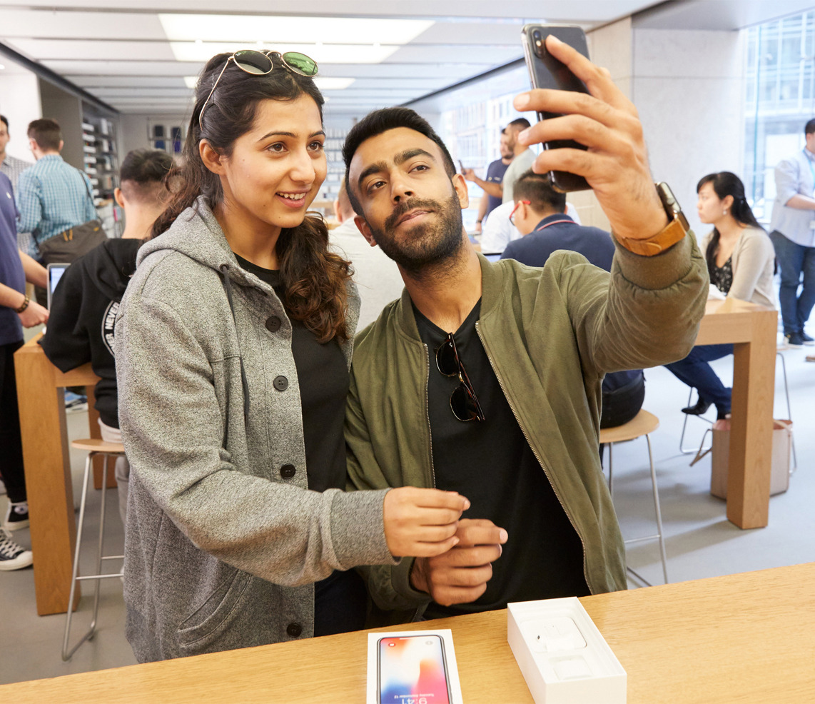 iPhoneX-Launch-GeorgeStreet-Sydney_front-facing-selfie_20171102.jpg