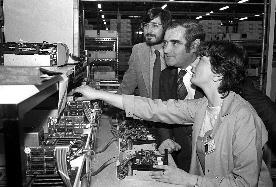Steve_Jobs_visits_new_facility_in_Cork_1980_20171106.jpg