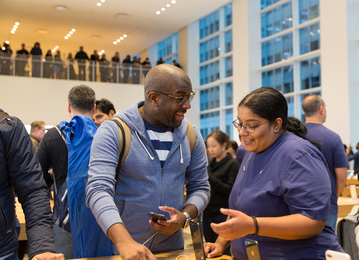 iPhone_X_Launch_5thAve_NY_Excited_Customer_With_Employee_20171102.jpg