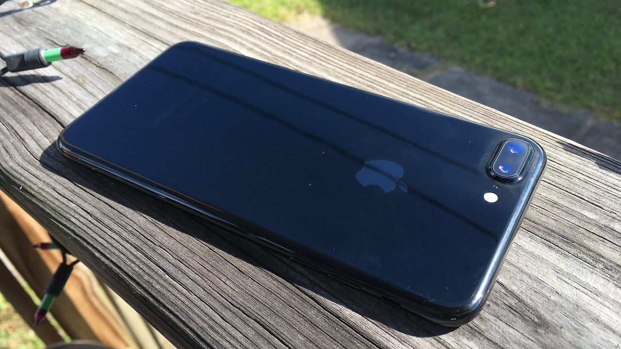 apple_jet_black_iphone7_plus_7.jpg