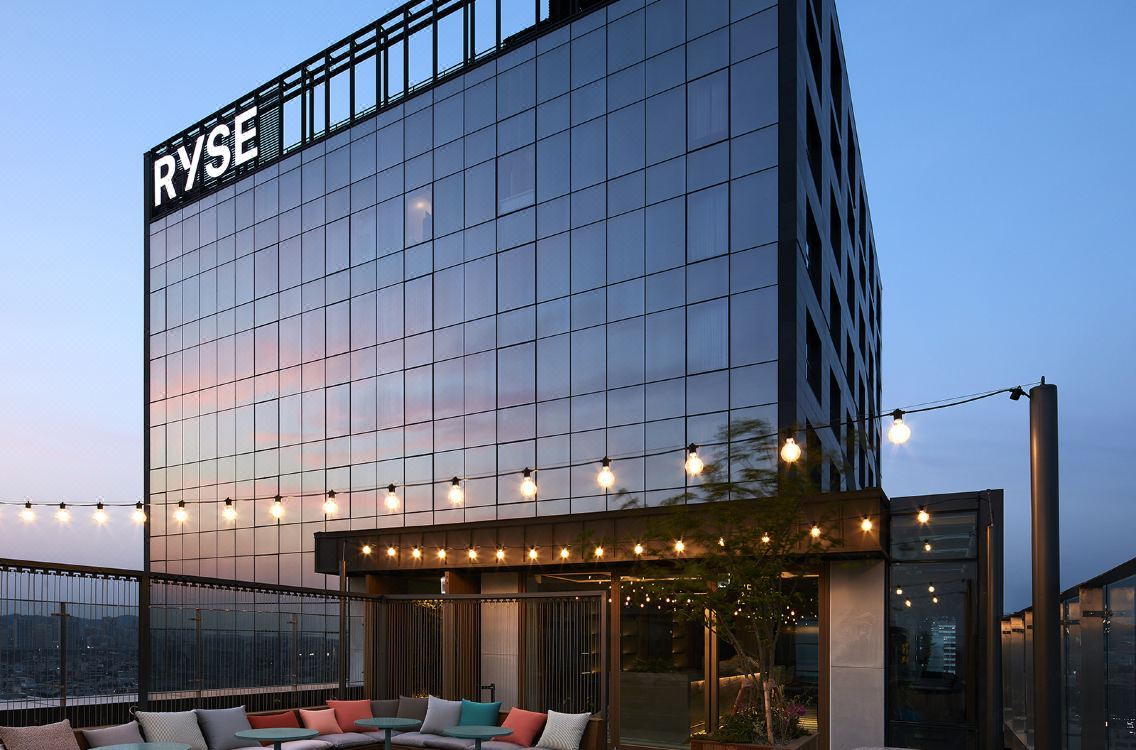 라이즈 오토그래프 컬렉션 (1).jpg