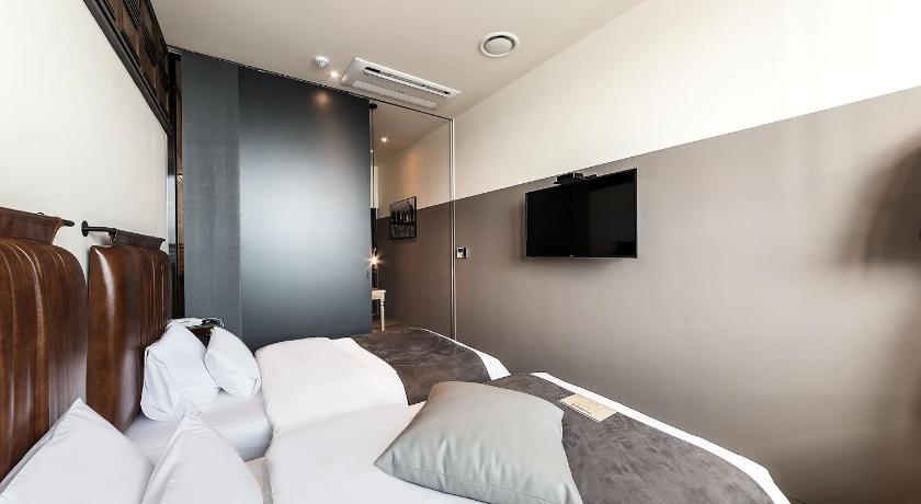 h-avenue-hotel-gwangalli 2.jpg