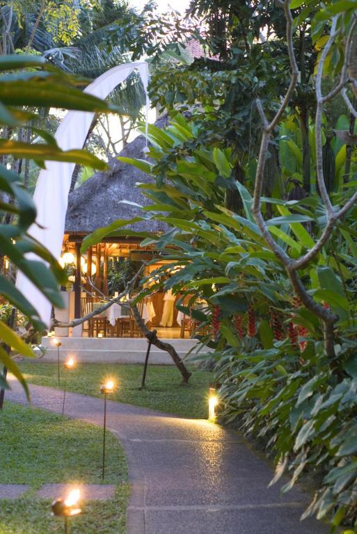 코마네카 앳 몽키 포레스트 (4).jpg