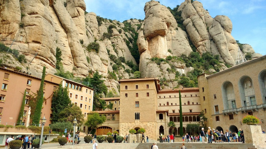 montserrat-4669650_1920.jpg