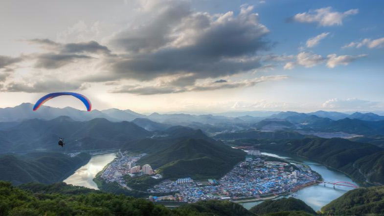 Danyang2-A-paraglider-launches-off-of-Mt.-Yangbangsan-a-roughly-650-metre-high-peak-that-overlooks-the-city..jpg