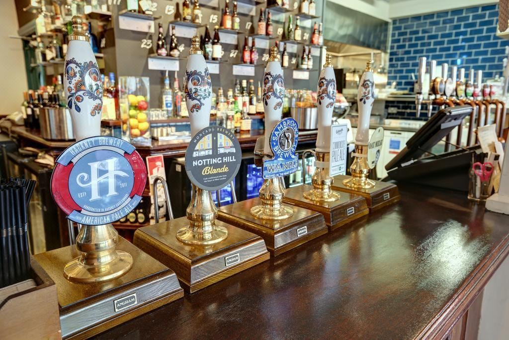 펍러브  엑스머스 암스 유스턴 (4).jpg