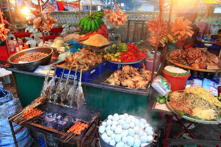 Food-to-enjoy-at-Vang-Vieng-night-market.jpg