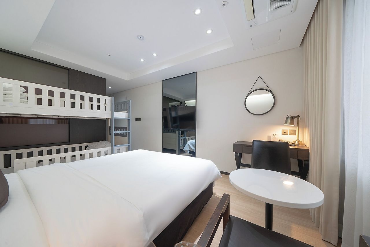 디럭스 쿼드 룸 (2).jpg