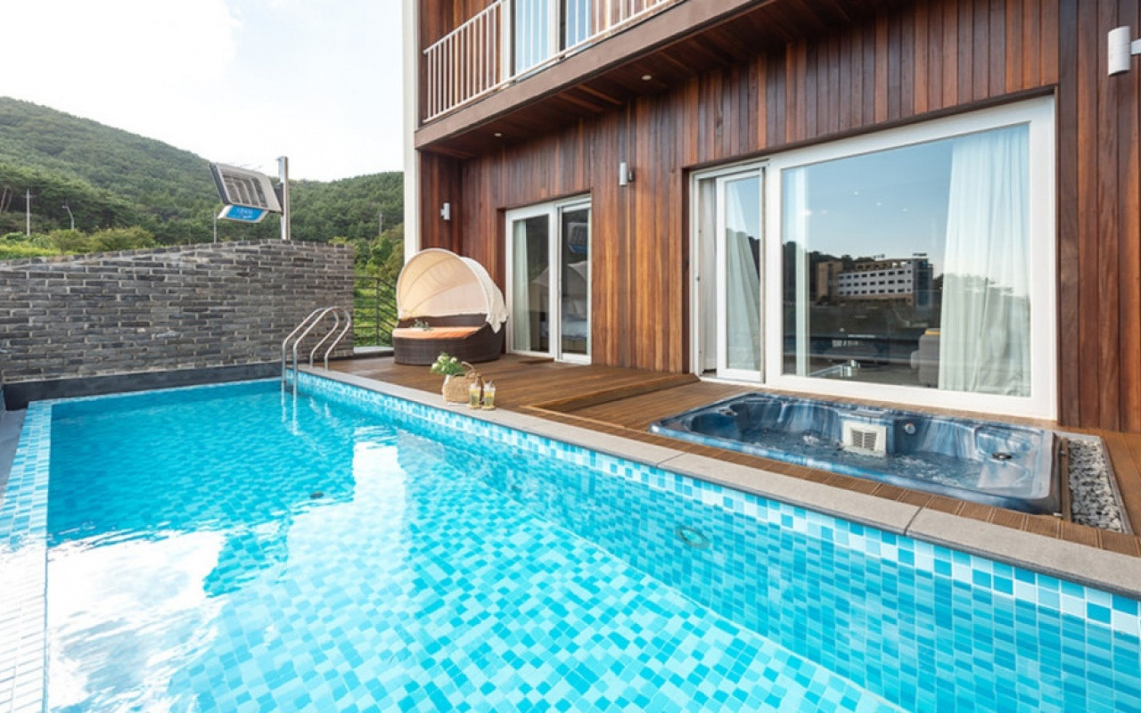 friemilyhotel (1).jpg