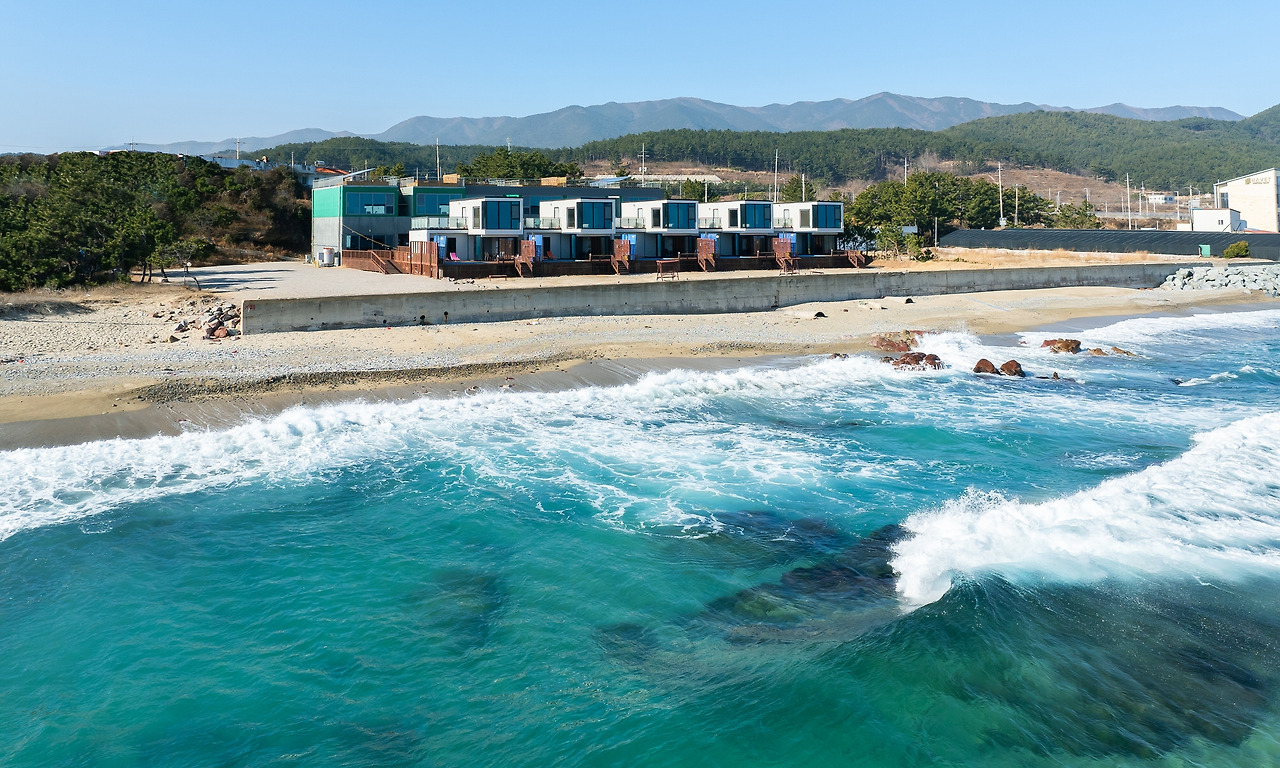 2_영덕 숙소_영덕 비사이드 풀빌라 오션뷰 펜션 (1).jpg