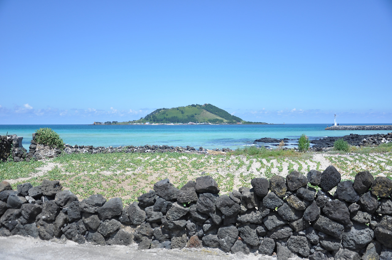 18-rock-fence-and-island-hyeopjae-beach-jeju.jpg