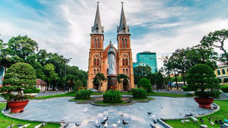 SaigonNotreDameCathedralBasilica2.jpg