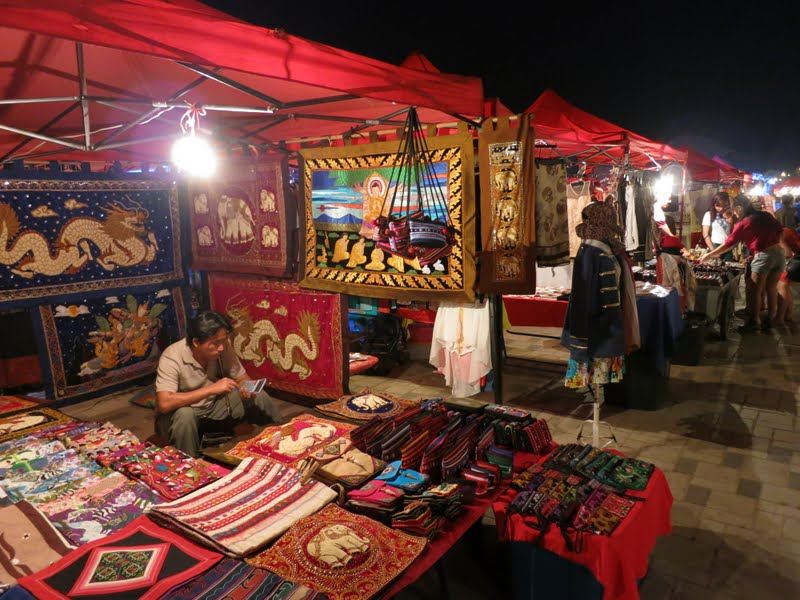 Souvenirs-to-buy-at-Vang-Vieng-night-market.jpg