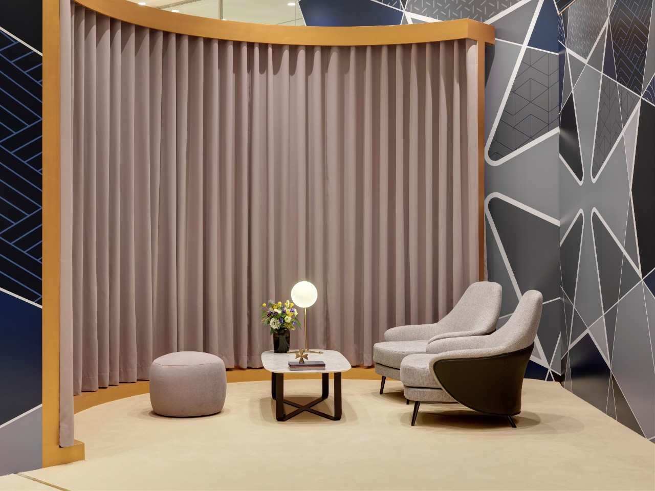 고객 응대를 위한 상담 테이블.jpg