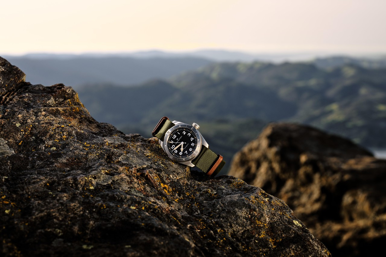 Hamilton_Khaki_Field_Expedition_H70225931_lifestyle2_Digital_Resolution___JPEG___72_DPI_17105.jpg