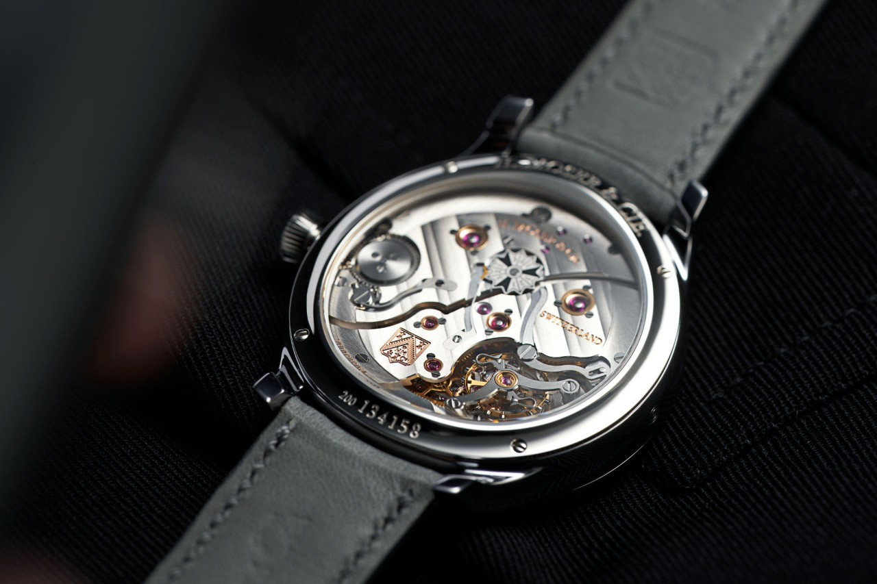 모저앤씨_Endeavour_Perpetual_Calendar_Tantalum_Blue_Enamel_백 케이스_3.jpg