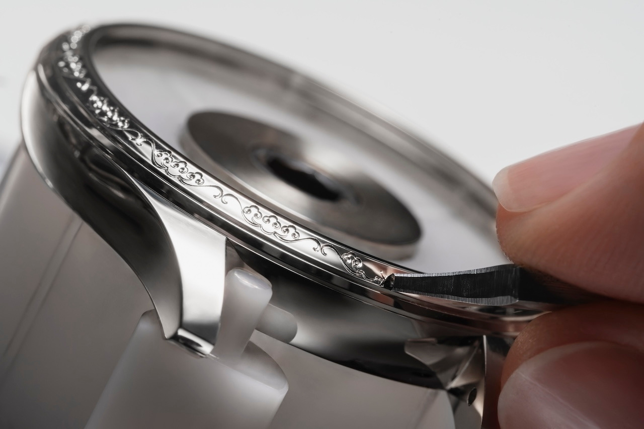 트리뷰트 투 트래디셔널 심볼즈 문라이트 실버 베젤 인그레이빙.jpg