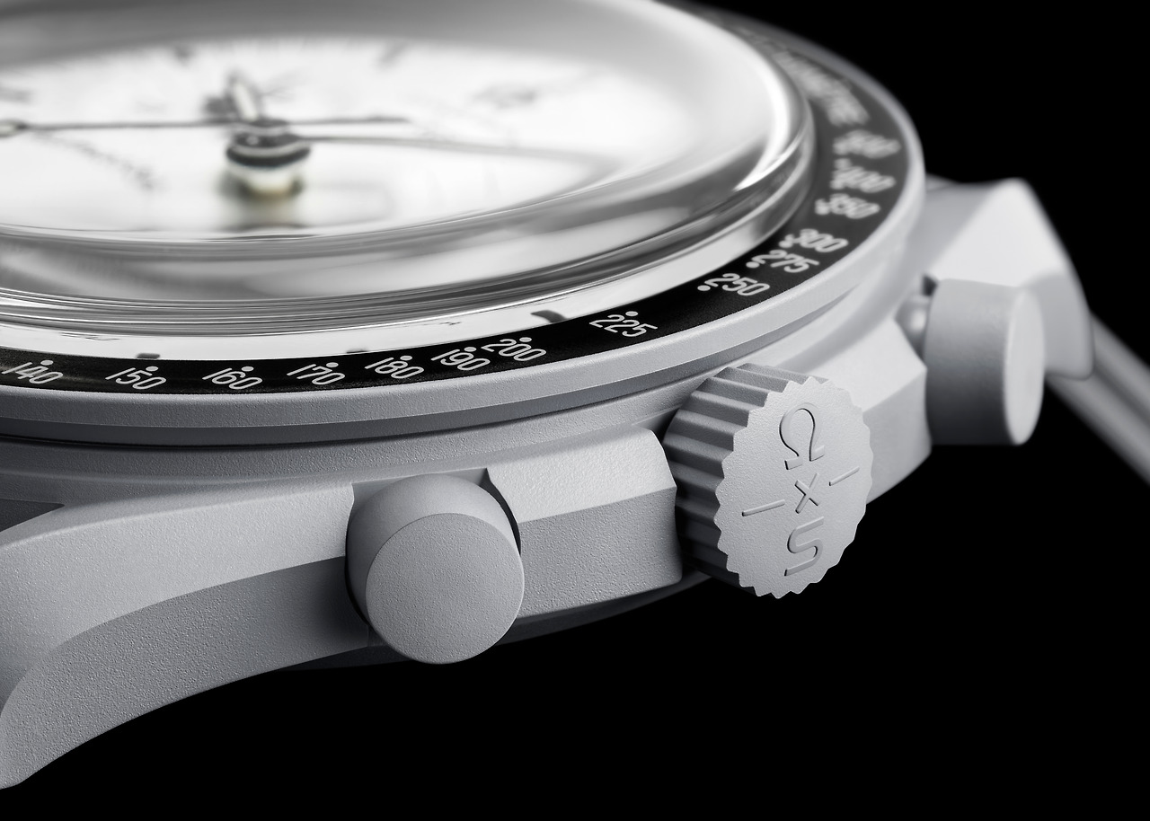 sc01_25_MoonSwatch 1965_close-up crown.jpg