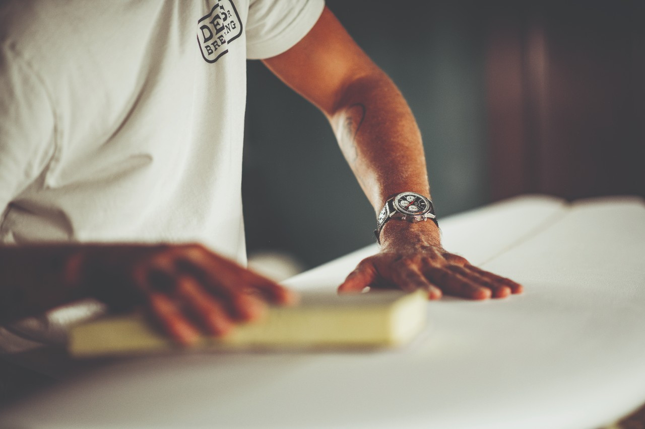 착용샷_브라이틀링_탑 타임 B01 데우스_03.jpg