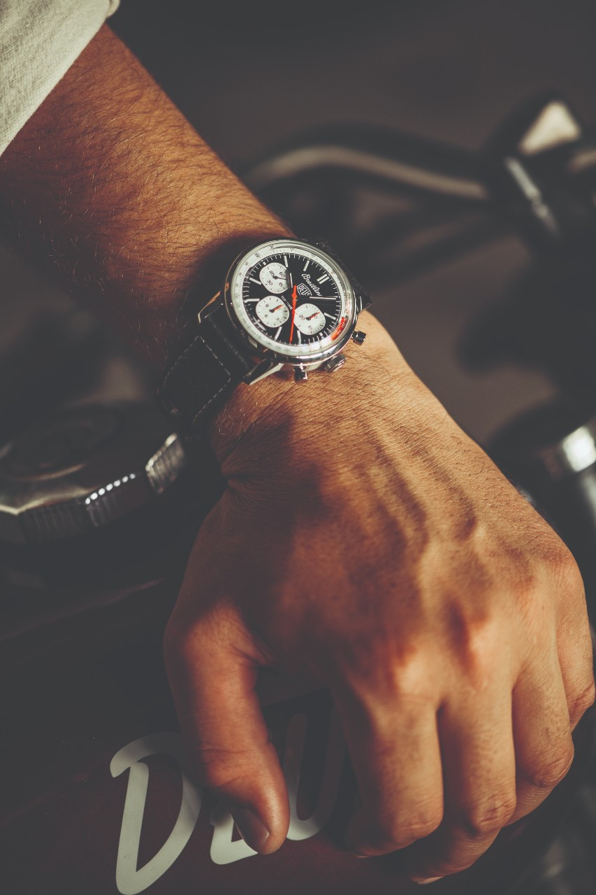 착용샷_브라이틀링_탑 타임 B01 데우스_02.jpg