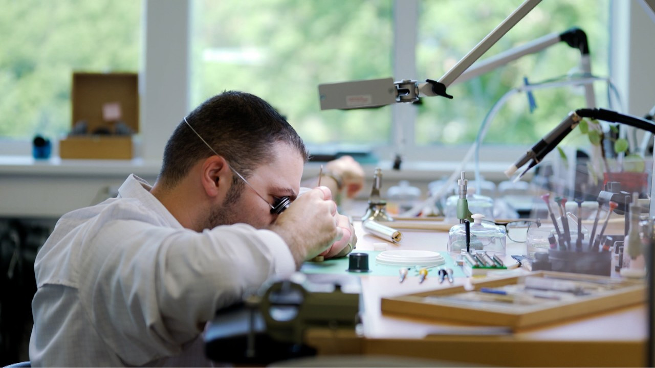 루이 비통_Louis Vuitton_라 파브리끄 뒤 떵 워치 공방_장인.jpg